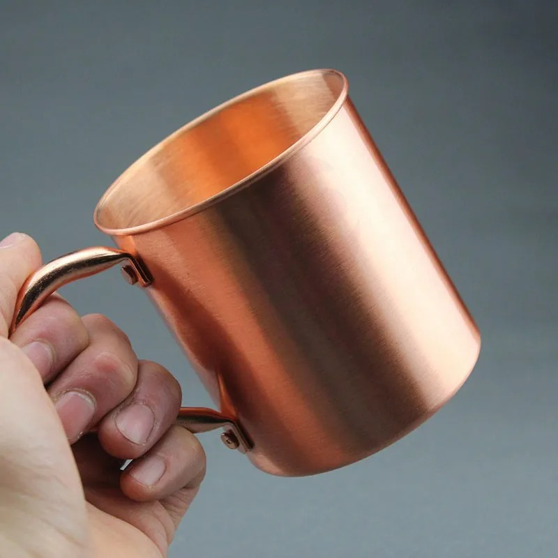 Verre-moscow-mule-main-homme