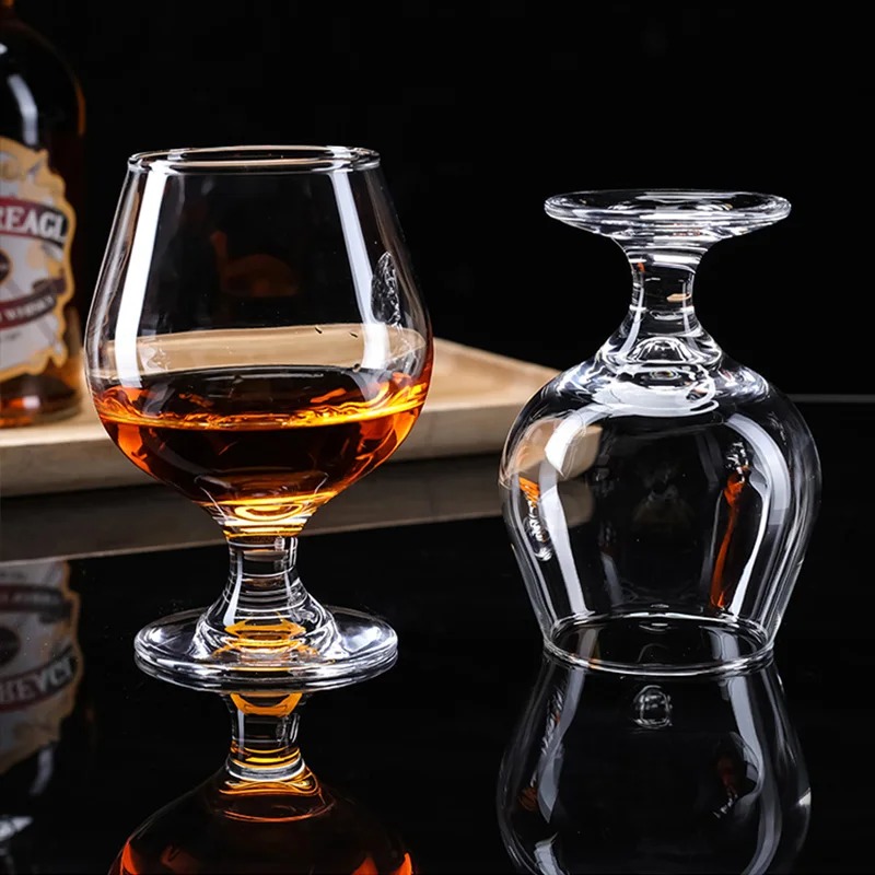 Verre-cognac-fond-noir