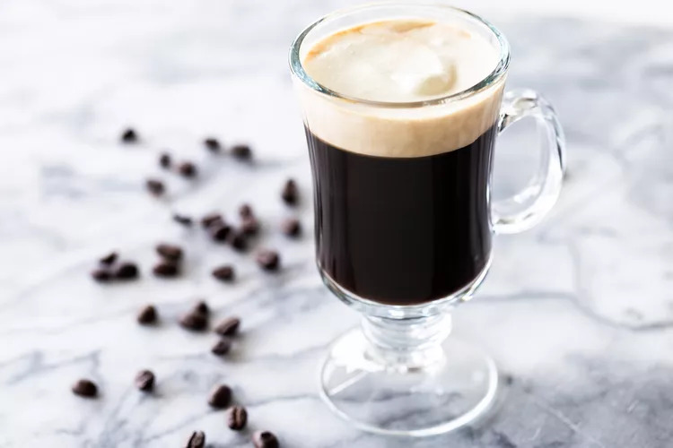 Irish Coffee : Histoire, préparation et variations de cette boisson iconique