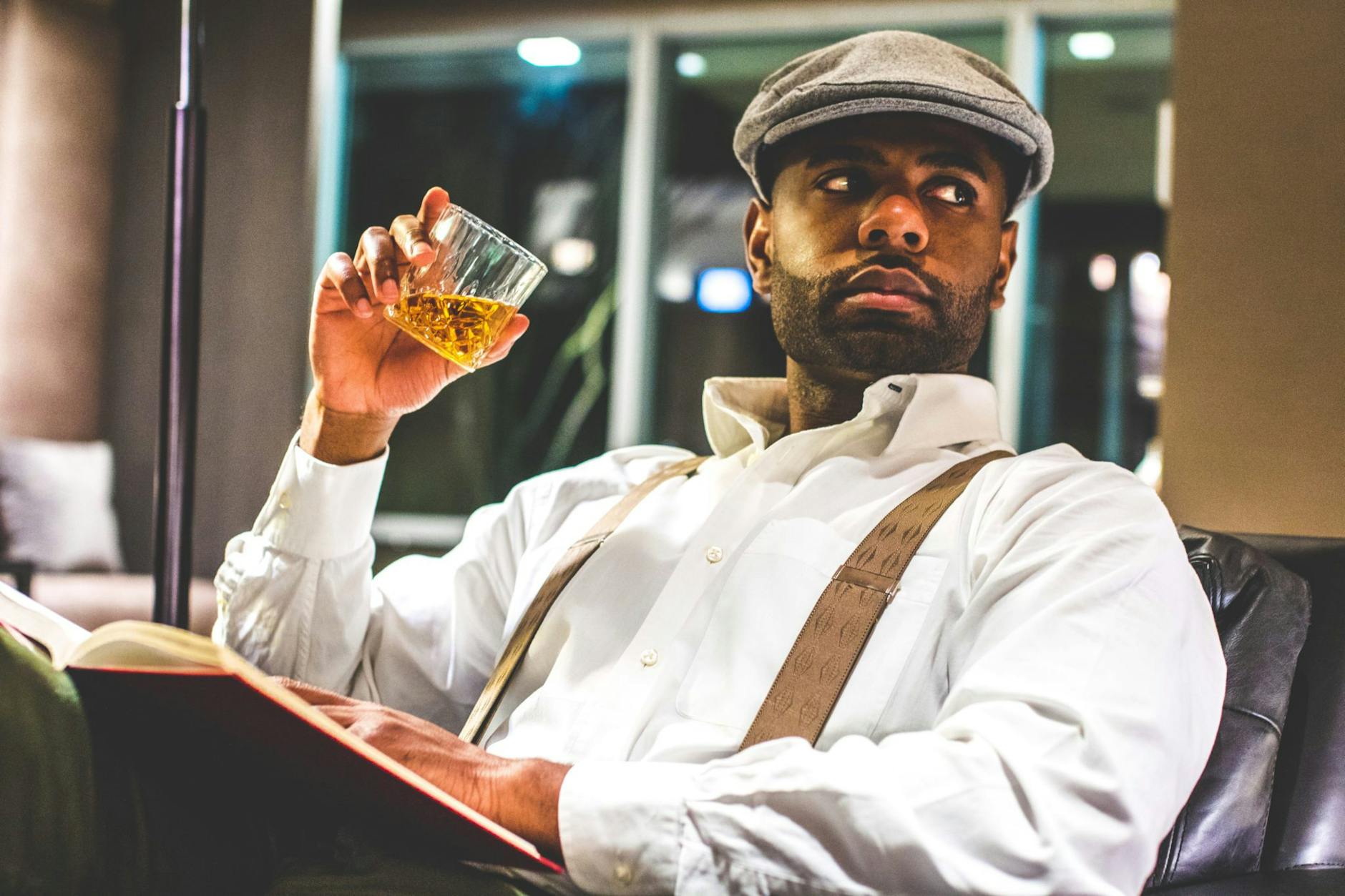 Whisky et Lecture : L'Accord Parfait pour une Soirée Détente Ultime