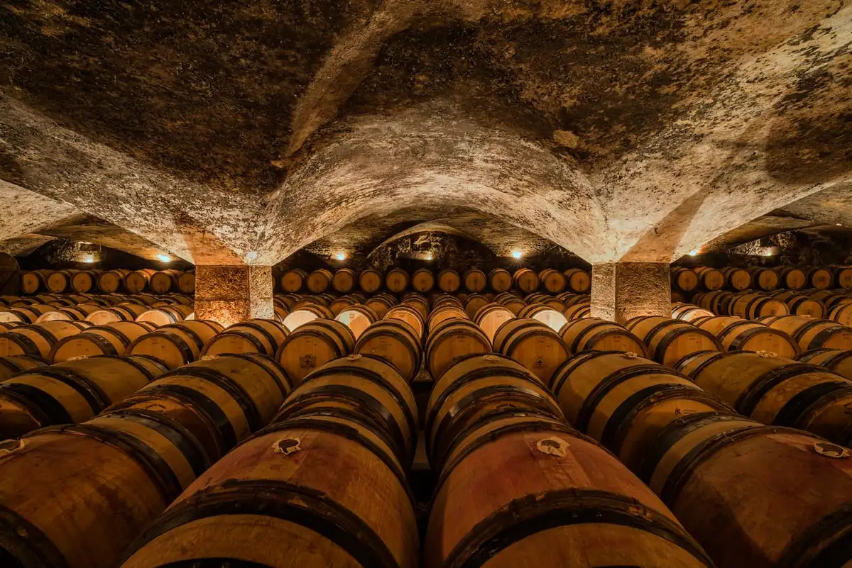 tonneaux de vin rouge