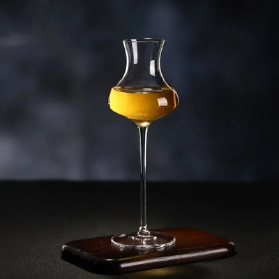 verre-tulipe-fond-noir
