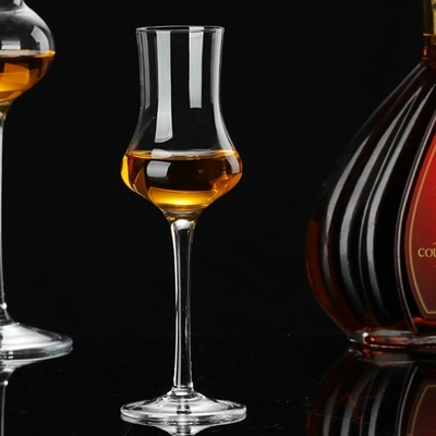 verre-tulipe-fond-noir