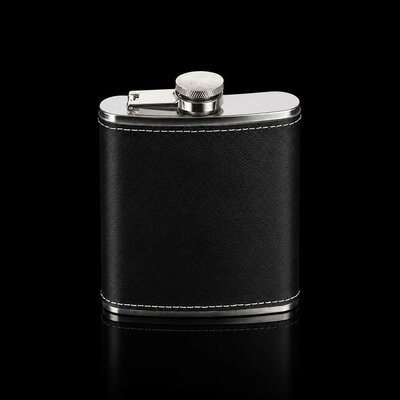 flasque-whisky-cuir-noir-fond-noir