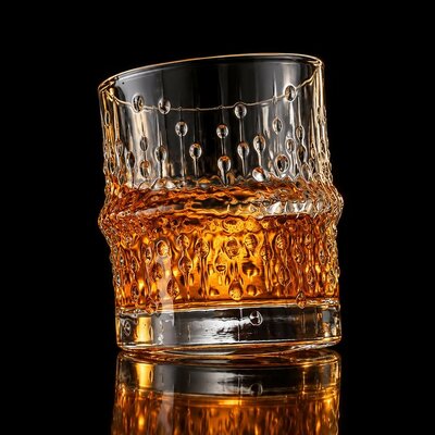 verre-a-whisky-japonais-bambou-fond-noir