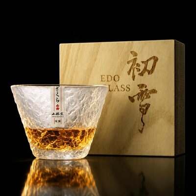 verre-a-whisky-japonais-cristal-blanc-boite-fond-noir