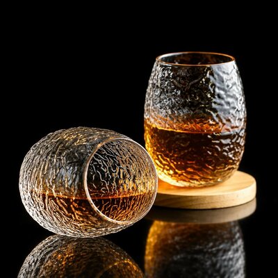 verres-a-whisky-japonais-ancien-fond-noir