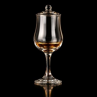 verre-tulipe-europeen-couvercle-fond-noir