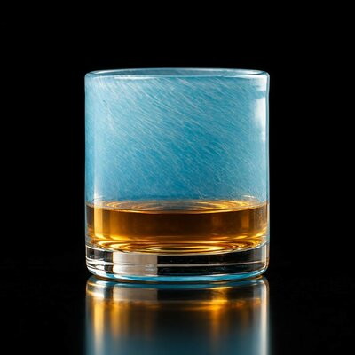 verre-a-whisky-japonais-nuages-de-mer-fond-noir