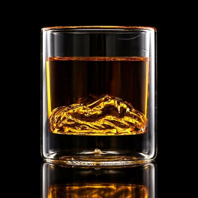 verre-a-whisky-lion-fond-noir