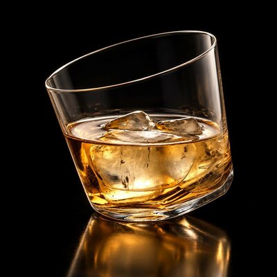 verre-a-whisky-japonais-toupie-fond-noir