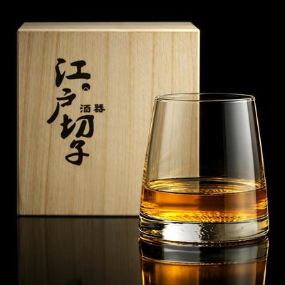 verre-a-whisky-japonais-artistique-fond-noir