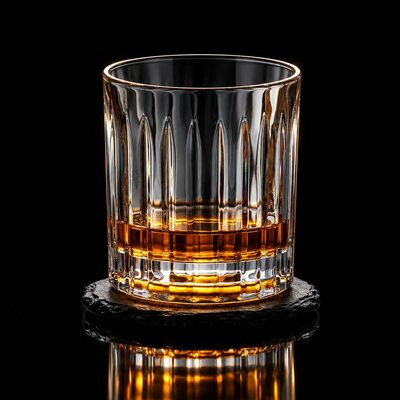 verre-a-whisky-rotatif-bar-fond-noir