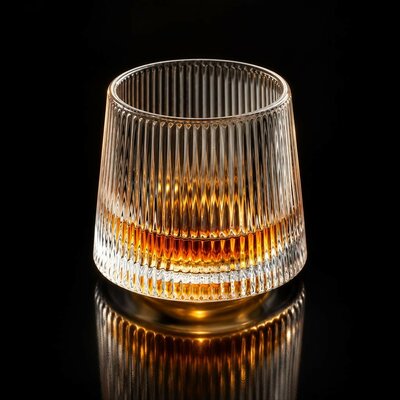verre-toupie-en-cristal-fond-noir