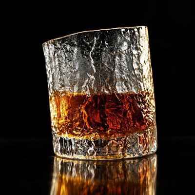 verre-a-whisky-japonais-cowijk-fond-noir