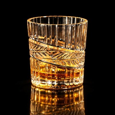 verre-a-whisky-laurier-fond-noir