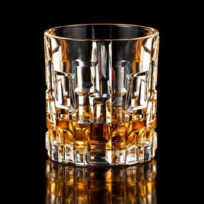 verre-a-whisky-ondule-fond-noir