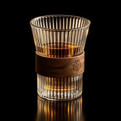 verre-japonais-bois-fond-noir