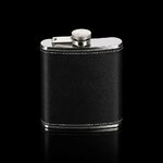 flasque-whisky-cuir-noir-fond-noir