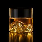 verre-a-whisky-japonais-montagnes-fond-noir