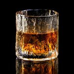 verre-a-whisky-japonais-ancien-fond-noir