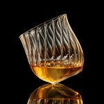 verre-a-whisky-style-nordique-fond-noir