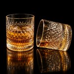 verre-a-whisky-vintage-lumineux-fond-noir