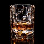 verre-a-whisky-rotatif-design-fond-noir
