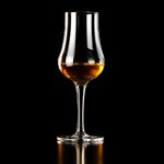 verre-tulipe-en-cristal-fond-noir