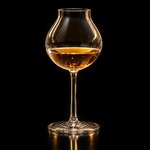 verre-tulipe-whisky-professionnel-fond-noir