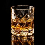 verre-a-whisky-rotatif-sculpte-fond-noir