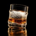 verre-a-whisky-japonais-glace-fond-noir