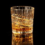 verre-a-whisky-laurier-fond-noir