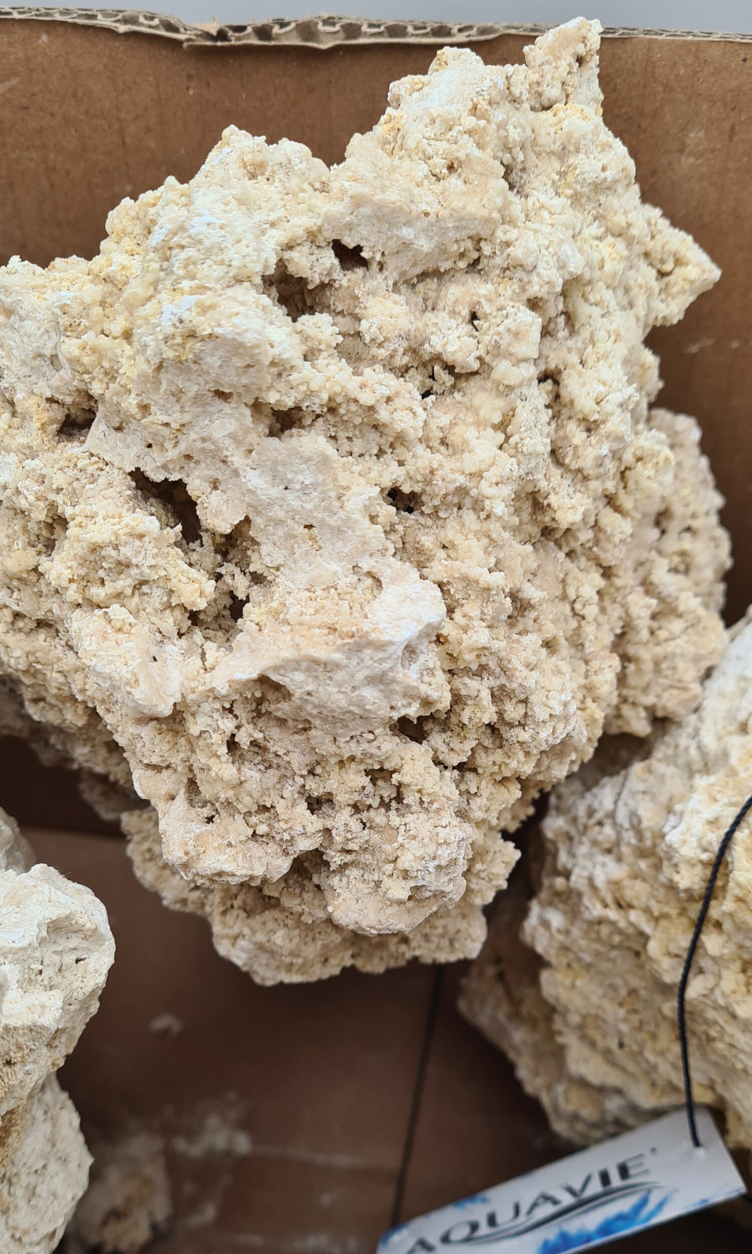 aquavie-reef-rock-box-18-kg-roche-corallienne-inerte-pour-creer-la-base-decorative-de-votre-recif-3