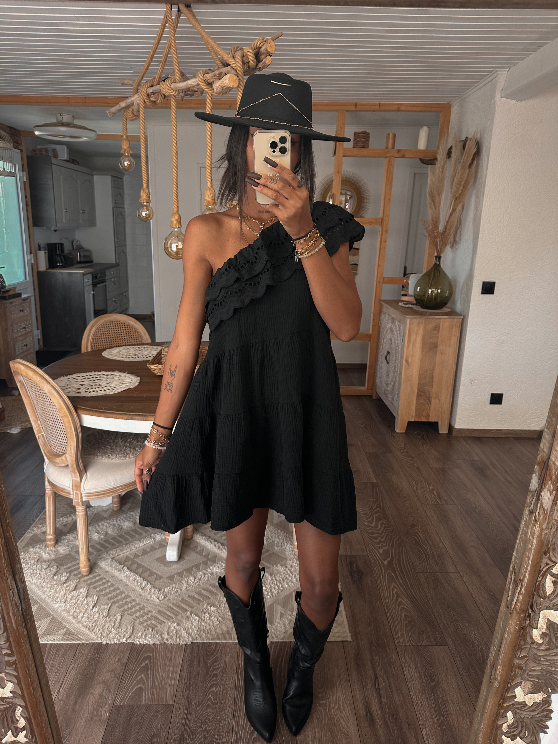 Robe broderie anglaise col bardot La beauté intemporelle