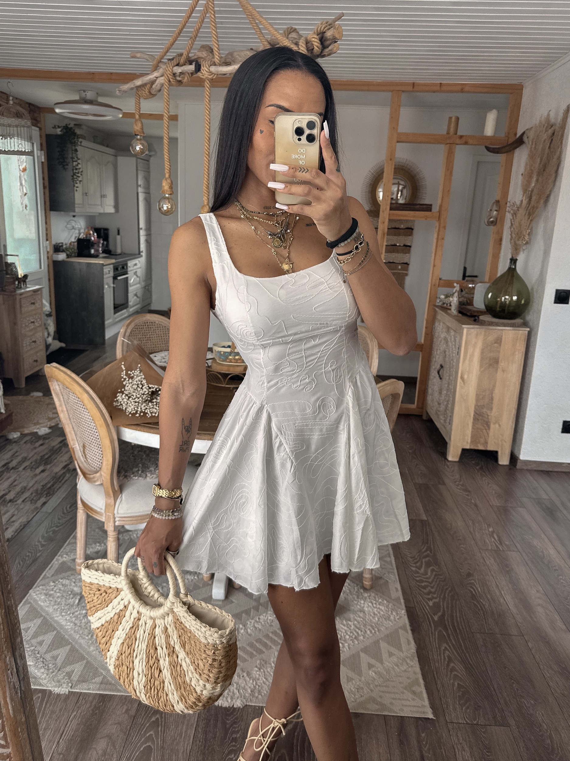 Robe Courte à Reliefs blanche Élégance Italienne intemporelle