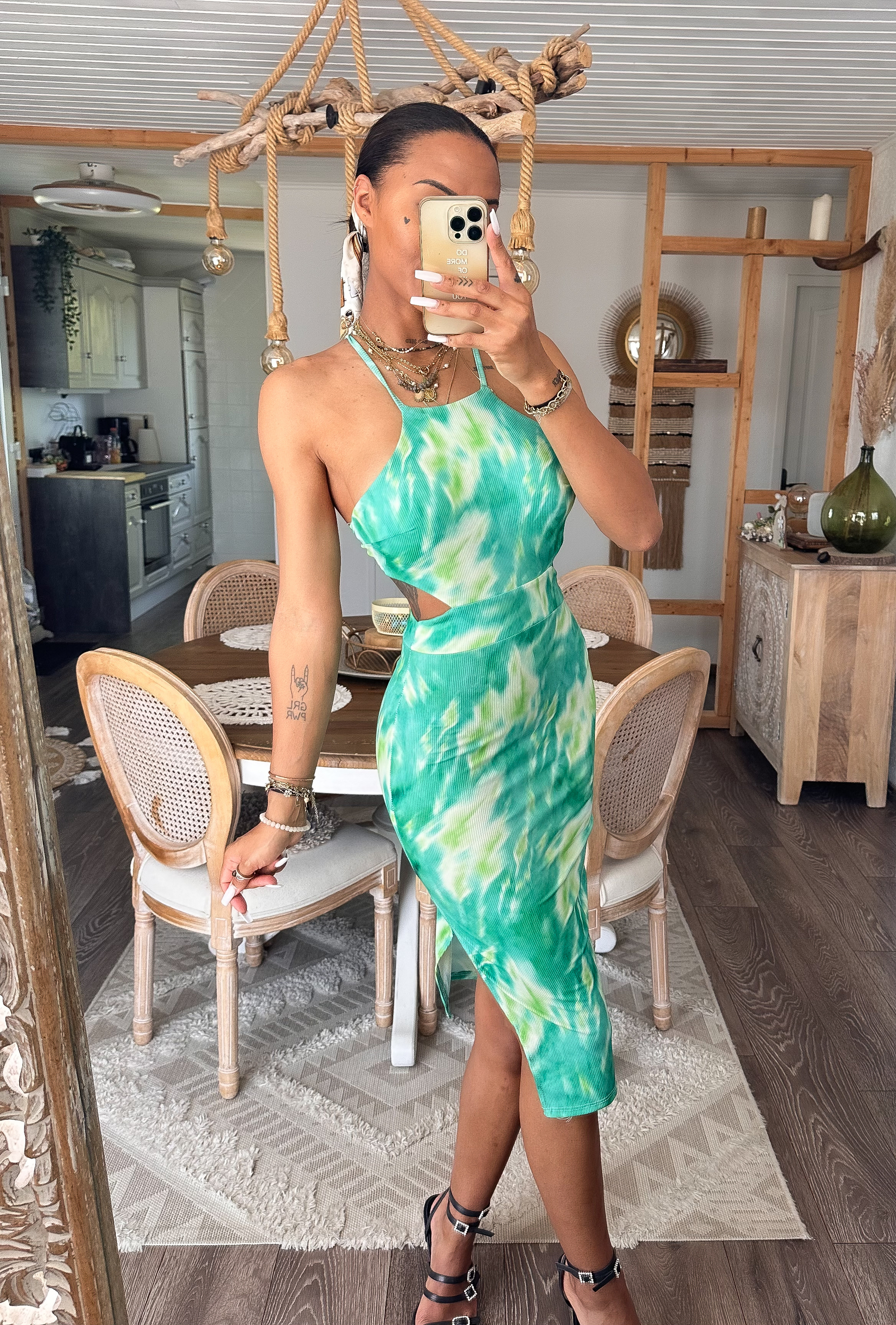 Robe Légère Dos Nu Estivale verte Élégance et Couleur Moon Vibes