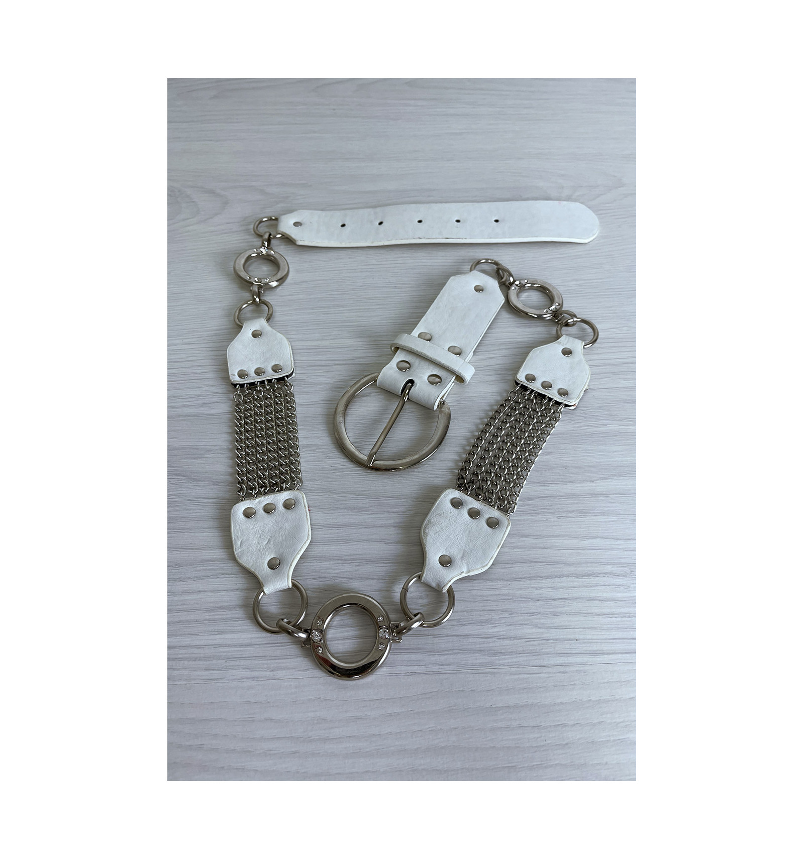 ceinture-blanche-en-simili-avec-chene-et-accessoire-argente (2)