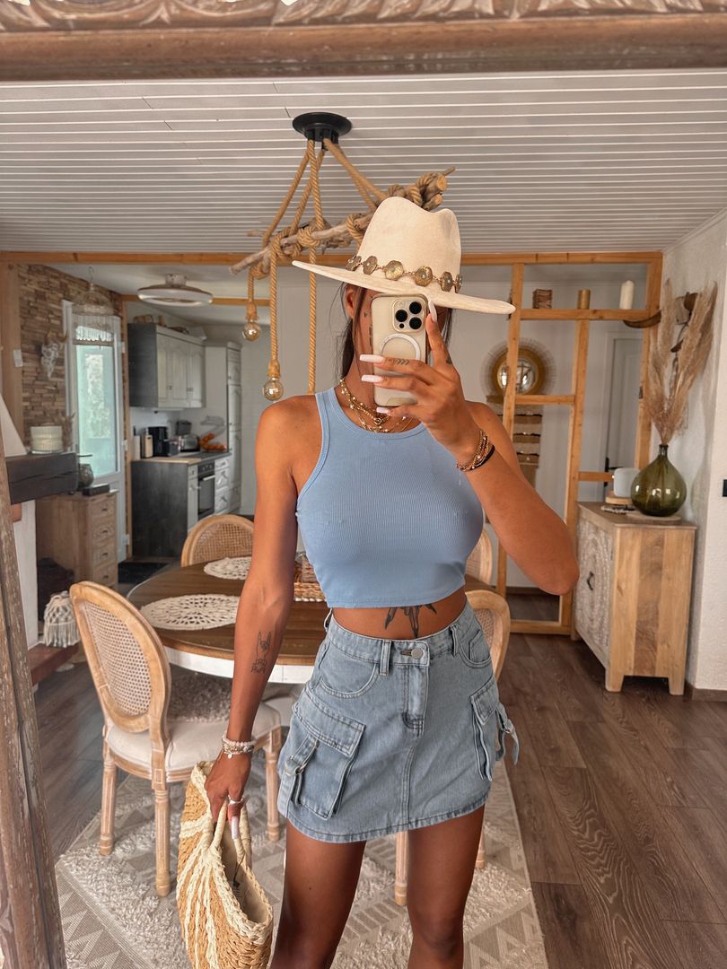 Une Jupe Courte Tenue Avec Jupe En Jeans Baskets Tenue Avec