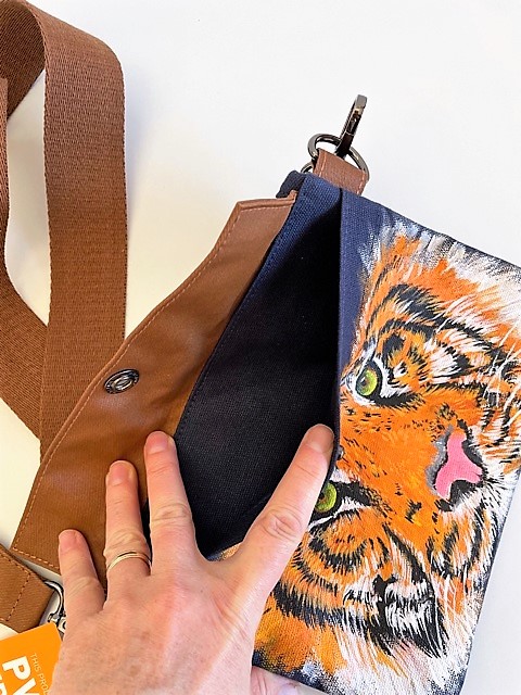 sac à main bleu en coton brut avec une tête de tigre peint à la main par Elles et No.