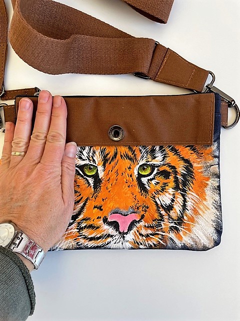 sac à main bleu en coton brut avec une tête de tigre peint à la main par Elles et No.