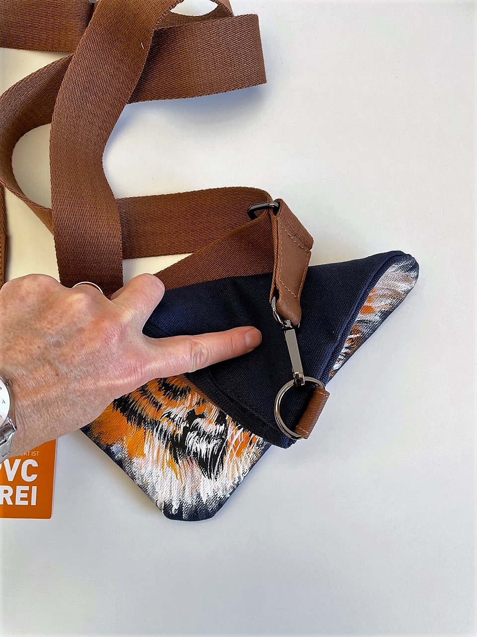 sac à main bleu en coton brut avec une tête de tigre peint à la main par Elles et No.