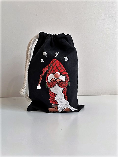 pochon noir avec un nain de Noël boudeur peint à la main par Elles et No.