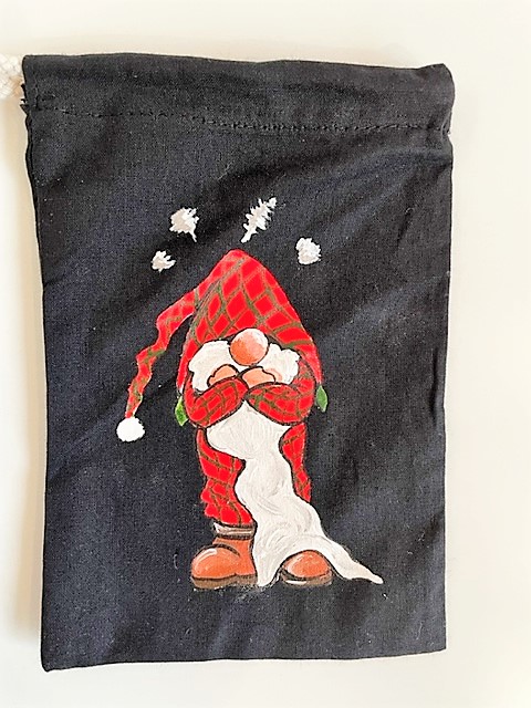 Pochon noir en coton avec un nain de Noël boudeur peint à la main par Elles et No.
