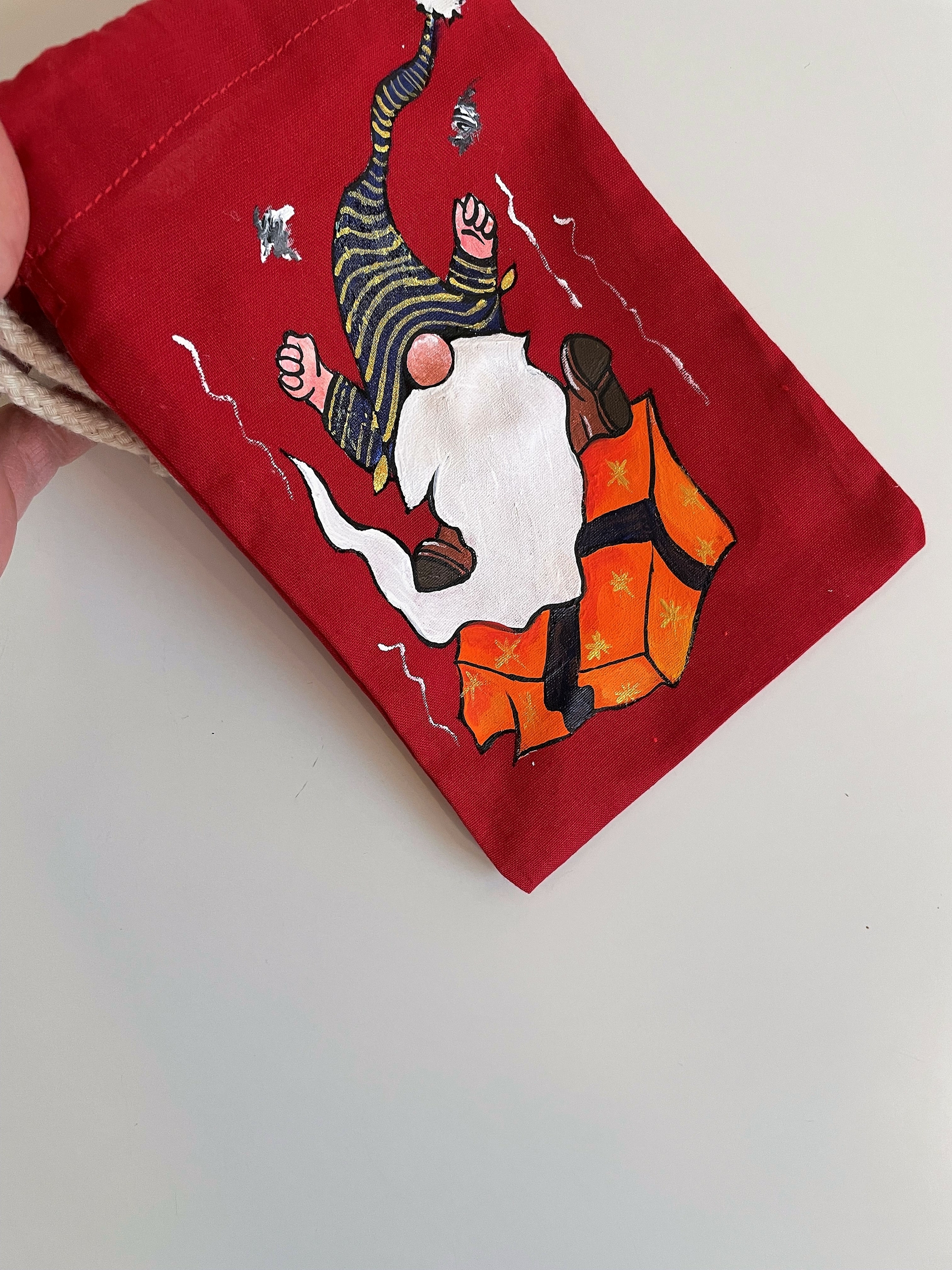 Pochon nain de Noël grincheux peint à la main, en rouge