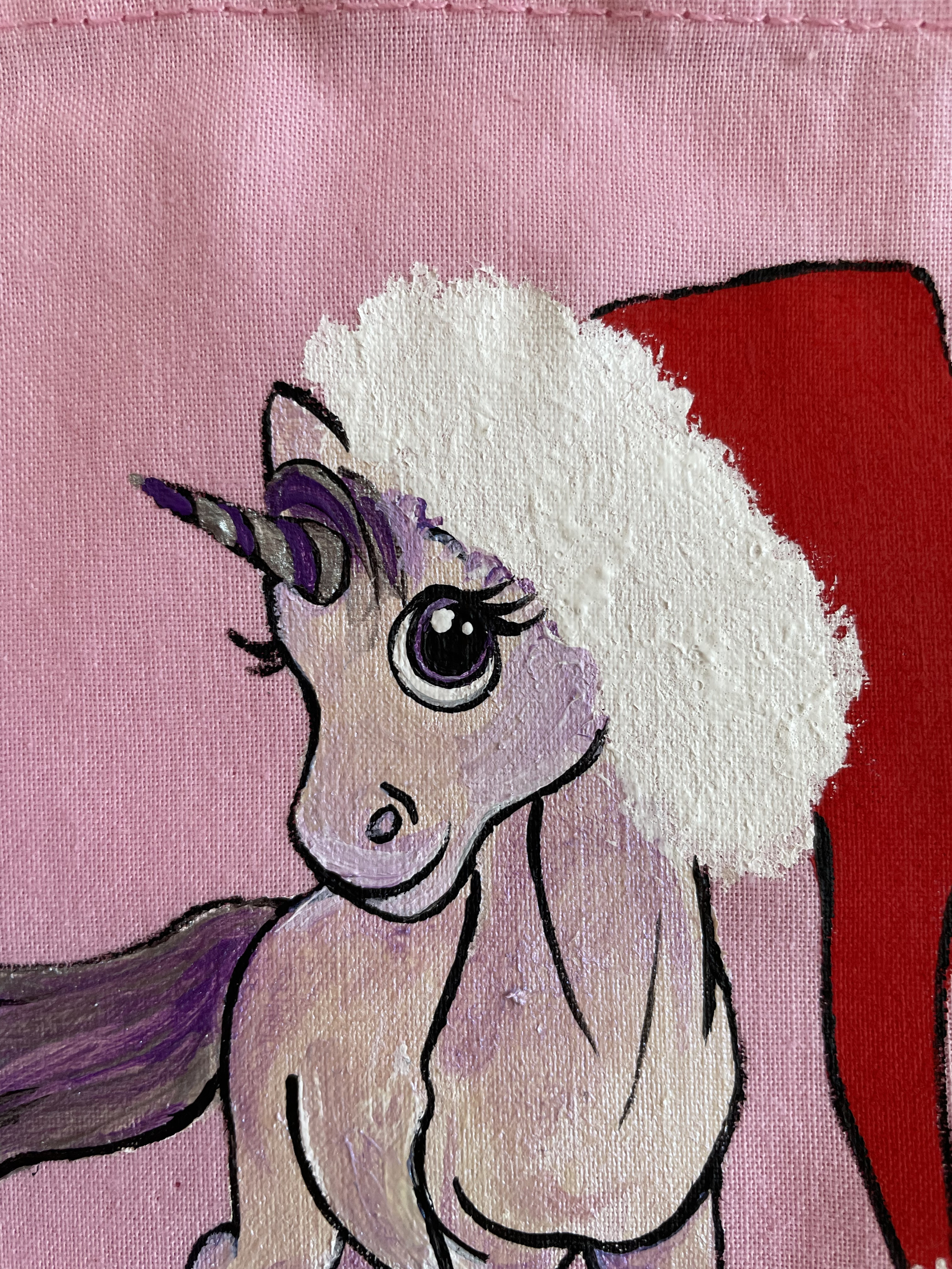 pochon rose en coton avec une licorne coiffée dun père Noël peinte à la main par Elles et No.
