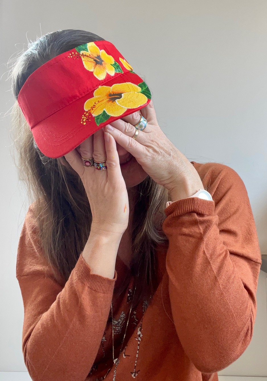 Visière rouge avec des hibiscus jaune peinte à la main par Elles et No.