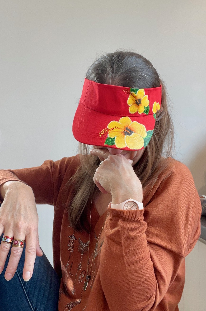Visière rouge avec des hibiscus jaune peinte à la main par Elles et No.