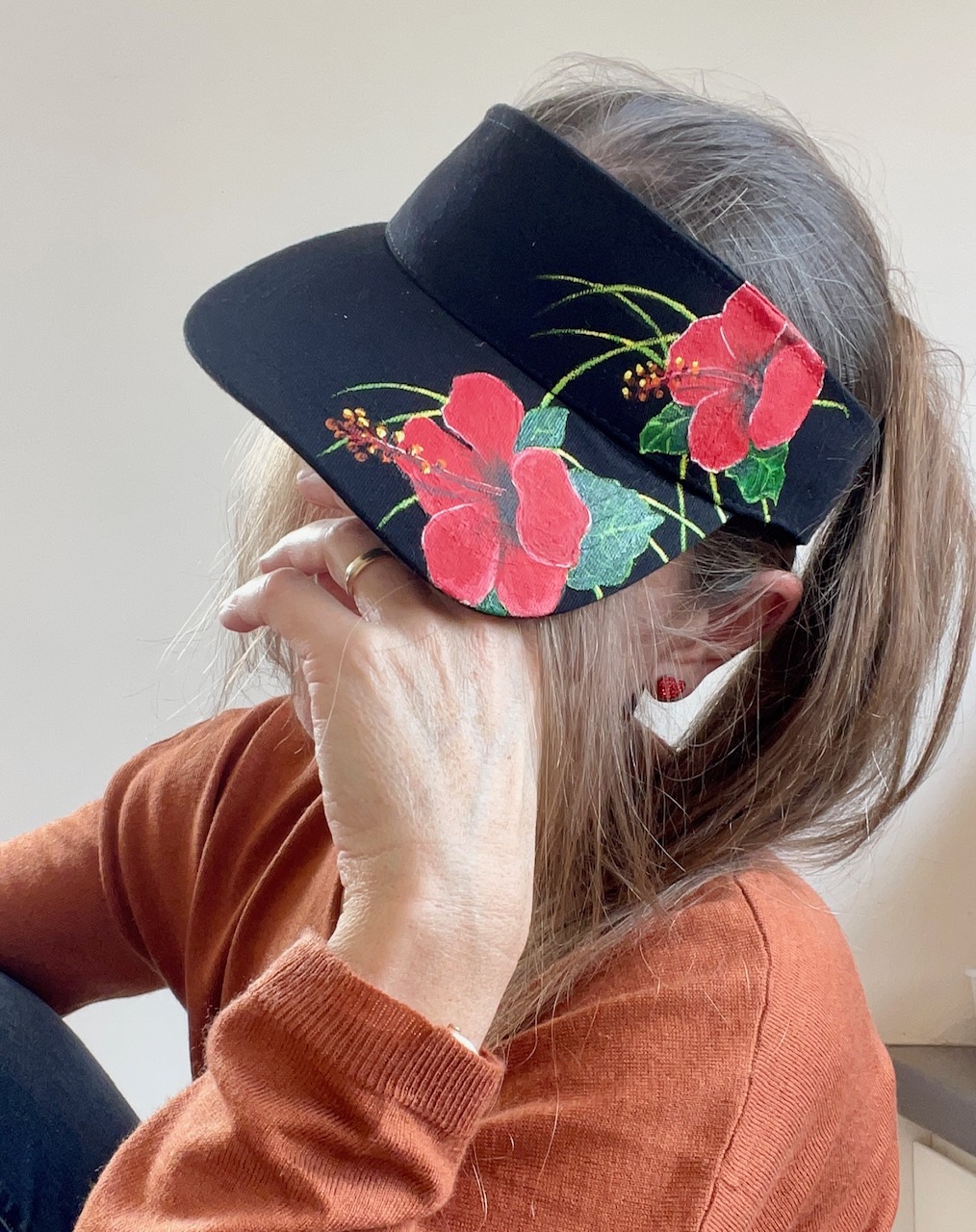 visière noire en coton avec des  hibiscus rouge  peints à la main par Elles et. No.