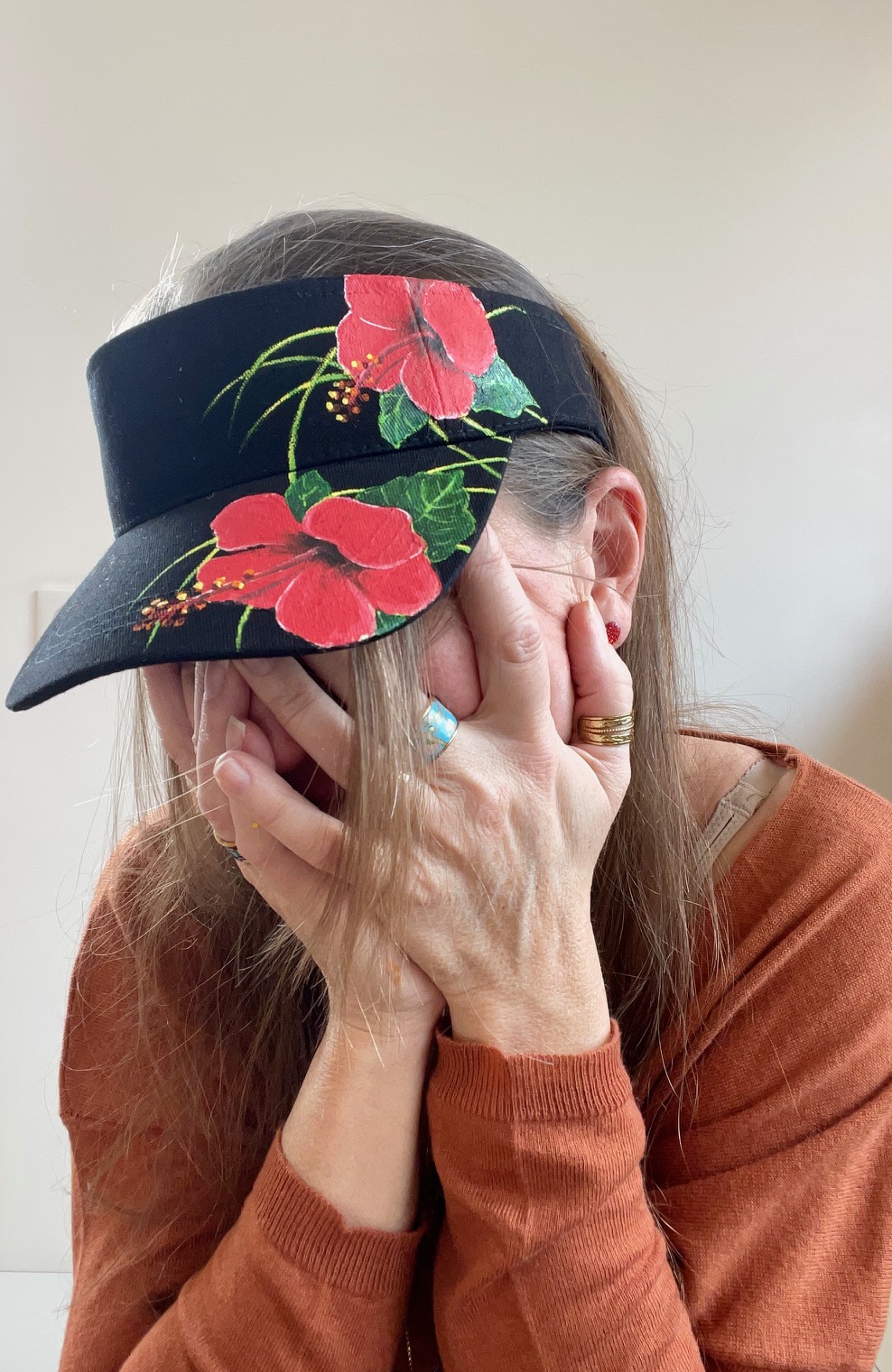 visière noire en coton avec des  hibiscus rouge  peints à la main par Elles et. No.